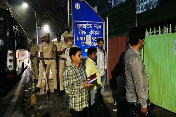 दिल्ली : UNI मुख्यालय के पत्रकारों-कर्मचारियों को पुलिस ने बलपूर्वक बाहर निकाला, परिसर सील