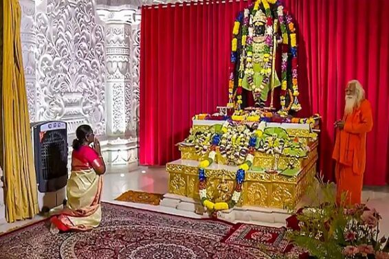 राम मंदिर में दर्शन करतीं राष्ट्रपति मुर्मु