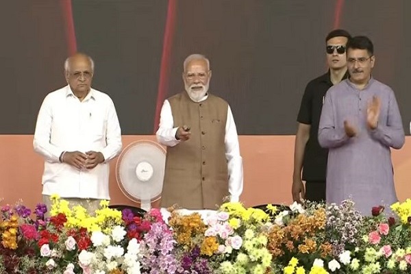 गुजरात : पीएम मोदी ने वाव-थराड में 20 हजार करोड़ की विकास योजनाओं का किया शुभारंभ