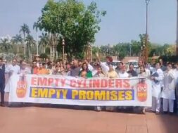 विपक्षी सांसदों का प्रदर्शन