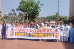 विपक्षी सांसदों का प्रदर्शन