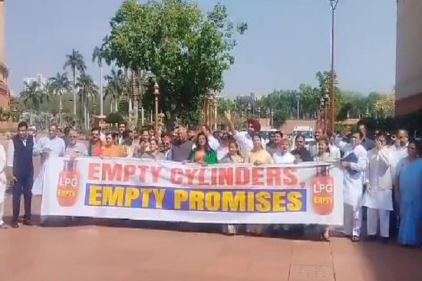 LPG संकट को लेकर संसद परिसर में विपक्ष का हल्लाबोल, हाथों में तख्तियां लेकर मोदी सरकार के खिलाफ नारेबाजी