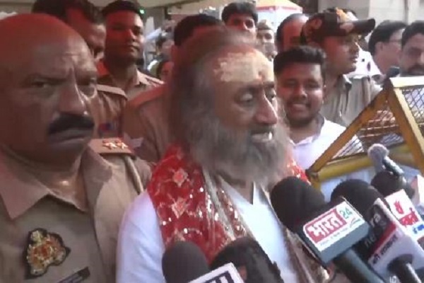 श्री श्री रविशंकर ने वाराणसी में विश्व शांति के लिए की प्रार्थना, बोले- ‘सनातन ही दिखाएगा लोगों को सही राह’