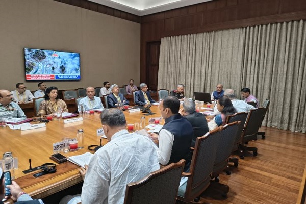 सरकार ने सर्वदलीय बैठक में विपक्ष को दिया आश्वासन : देश में पेट्रोल-डीजल और गैस की कमी नहीं, और जहाज रास्ते में