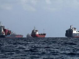 स्ट्रेट ऑफ होर्मुज में फंसे जहाज