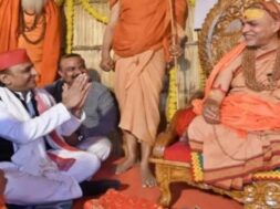 स्वामी अविमुक्तेश्वरानंद से आशीर्वाद लेते अखिलेश यादव