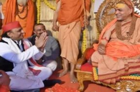 स्वामी अविमुक्तेश्वरानंद से आशीर्वाद लेते अखिलेश यादव