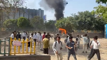 नोएडा में श्रमिकों का उग्र प्रदर्शन, वेतन वृद्धि को लेकर बढ़ा बवाल, रिचा ग्लोबल कंपनी से शुरू हुआ था विवाद