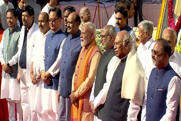 अंबेडकर जयंती : संसद परिसर में उपराष्ट्रपति और पीएम मोदी ने बाबा साहब को अर्पित की पुष्पांजलि, कहा- उनका योगदान ऐतिहासिक