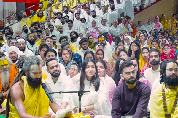 गुजरात टाइटंस से भिड़ंत से पहले प्रेमानंद महाराज की शरण में फिर पहुंचे विराट-अनुष्का, राधा नाम की भक्ति में डूबे आए नजर