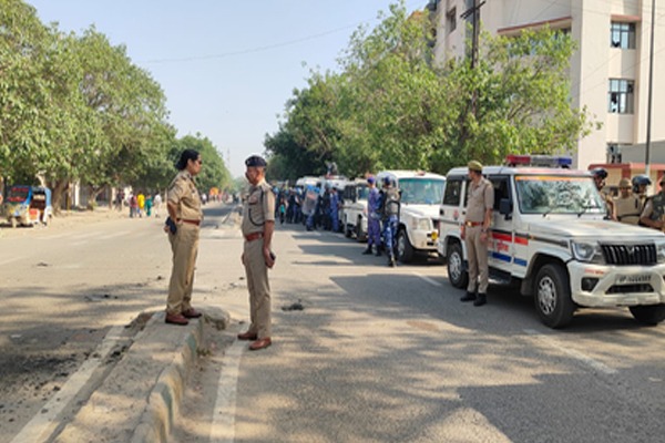 नोएडा में तनाव के बाद सख्ती : औद्योगिक क्षेत्रों में भारी पुलिस बल तैनात, 300 से अधिक हिरासत में