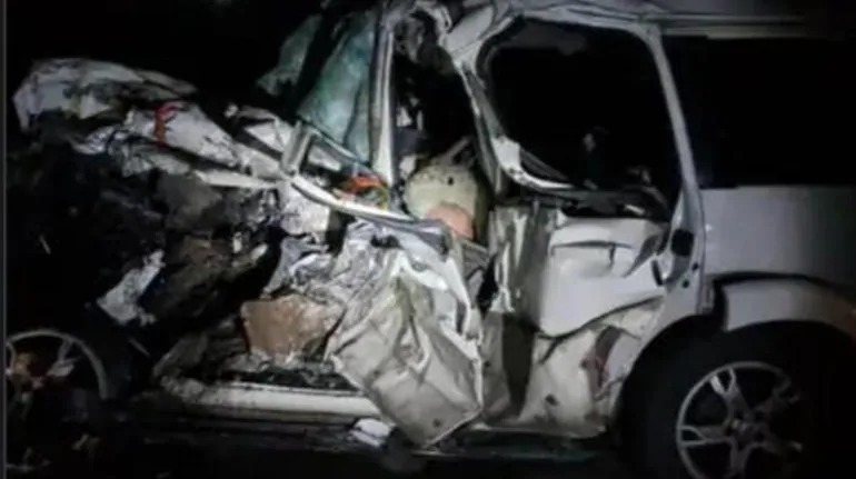 यूपी के मऊ में रफ्तार का कहर : अनियंत्रित स्कॉर्पियो डिवाइडर से टकरा कर ट्रेलर से भिड़ी, पांच लोगों की मौत