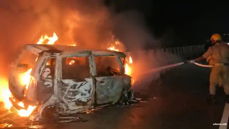 दिल्ली-मुंबई एक्सप्रेसवे पर कार में लगी आग, जिंदा जल गए 5 लोग, कंकाल भी नहीं मिला