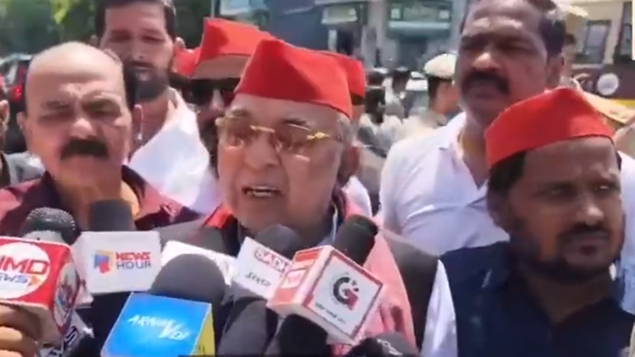 लखनऊ नगर निगम मुख्यालय पर सपा का प्रदर्शन, विधायक-पार्षद पहुंचे, कहा- हाउस-सीवर टैक्स में हो रही मनमानी