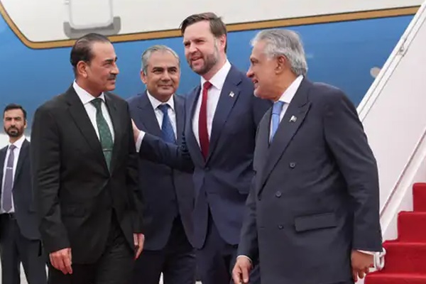 इस्लामाबाद पहुंचा अमेरिकी डेलिगेशन : असीम मुनीर ने किया जेडी वेंस का स्वागत, जल्द शुरू होगी ईरान से वार्ता