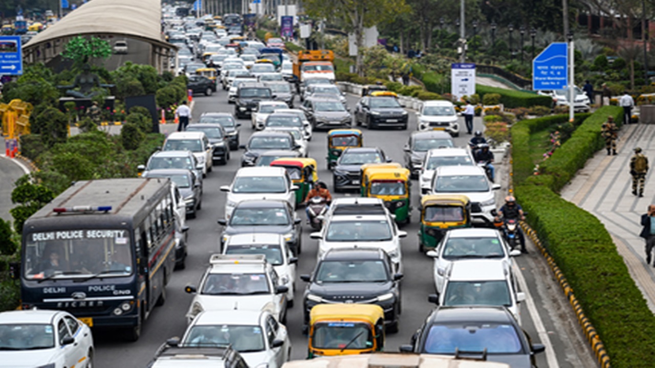 दिल्ली में नई ईवी पॉलिसी का ड्राफ्ट जारी : 2028 से सिर्फ इलेक्ट्रिक दोपहिया, 2027 से ई-ऑटो ही होंगे रजिस्टर