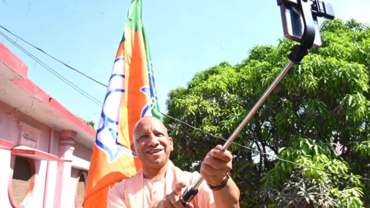 स्थापना दिवस सीएम योगी ने फहराया भाजपा का झंडा, कहा- सत्ता नहीं, संस्कार की है BJP की विकास यात्रा