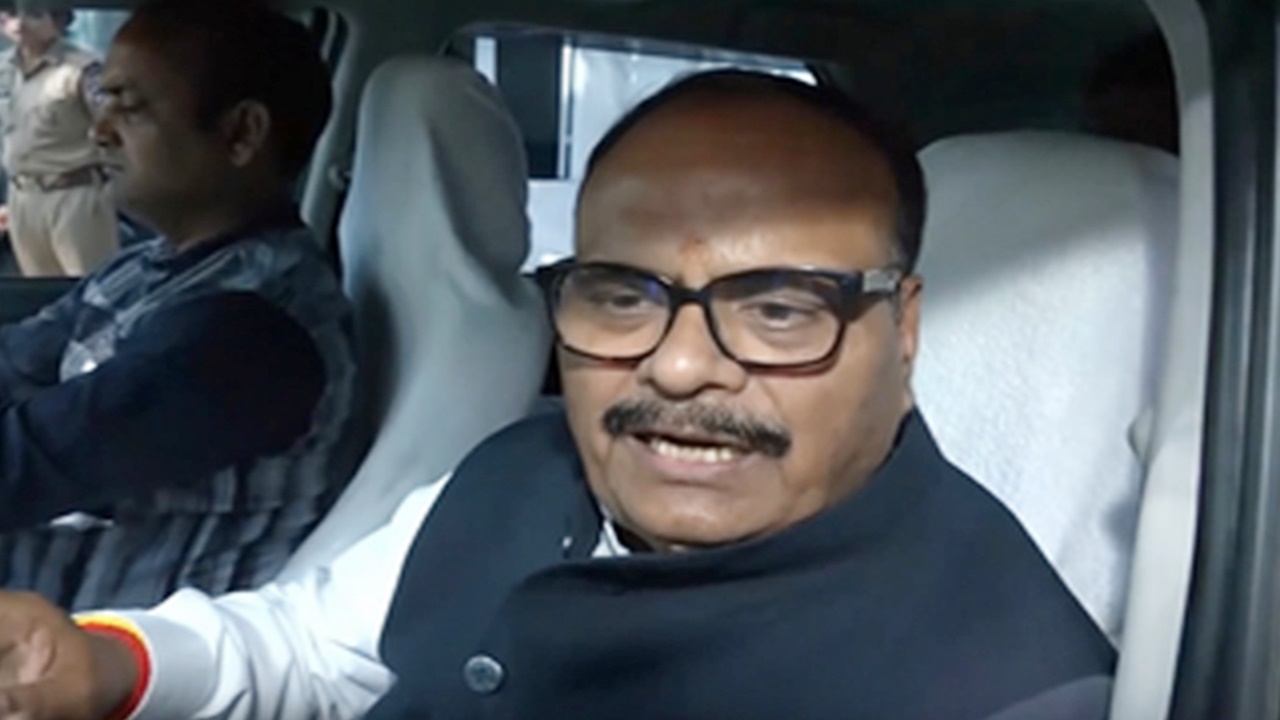 अखिलेश यादव पर ब्रजेश पाठक का पलटवार, कहा- ‘विदेश में पढ़ने वाले को भारतीय भाषा से क्या मतलब’