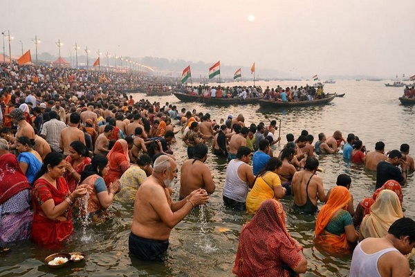 प्रयागराज संगम पर अक्षय तृतीया पर उमड़ा आस्था का सैलाब, हजारों श्रद्धालुओं ने लगाई पवित्र डुबकी