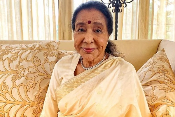 प्रख्यात गायिका आशा भोसले को पड़ा दिल का दौरा, मुंबई के ब्रीच कैंडी अस्पताल में भर्ती