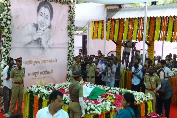पंचतत्व में विलीन हुईं आशा भोसले, शिवाजी पार्क में राजकीय सम्मान के साथ महान गायिका का अंतिम संस्कार, बेटे आनंद ने दी मुखाग्नि