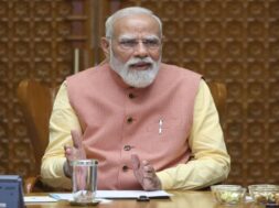 उच्चस्तरीय बैठक लेते पीएम मोदी