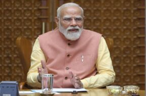 उच्चस्तरीय बैठक लेते पीएम मोदी