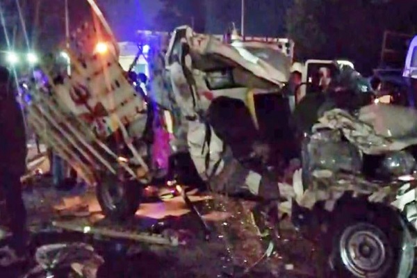 बिहार : कटिहार में भीषण सड़क हादसा, बस व पिकअप वैन की भिड़ंत में 13 की मौत, 32 अन्य घायल