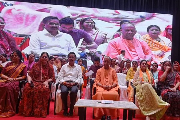 गोरखपुर में बोले सीएम योगी- महिला विरोधी हैं सपा-कांग्रेस, नेतृत्व का अधिकार नहीं देना चाहतीं