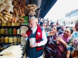 झारग्राम में झालमुड़ी खाते पीएम मोदी