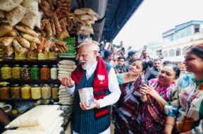 झारग्राम में झालमुड़ी खाते पीएम मोदी