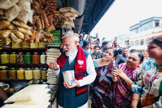 झारग्राम में झालमुड़ी खाते पीएम मोदी