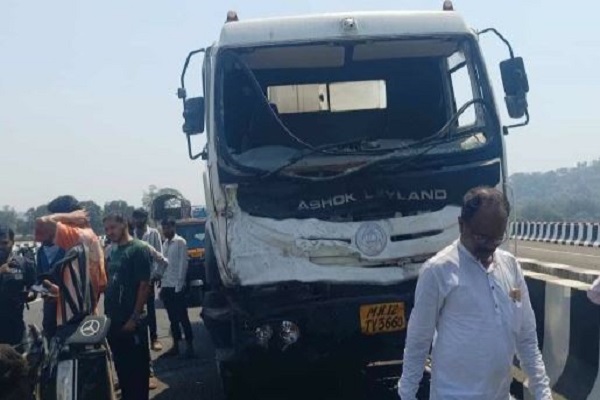 महाराष्ट्र : ठाणे में पैसेंजर वैन व सीमेंट मिक्सर वाहन के बीच भीषण टक्कर, 11 लोगों की मौत