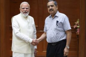 डॉ. अशोक लाहिड़ी के साथ पीएम मोदी