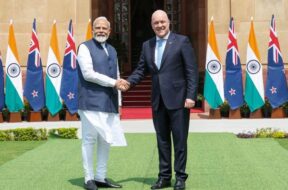 पीएम मोदी व क्रिस्टोफर लक्सन