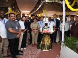 पोलिंग बूथ पर स्वागत के लिए रोबोट तैयार