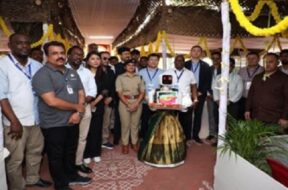 पोलिंग बूथ पर स्वागत के लिए रोबोट तैयार