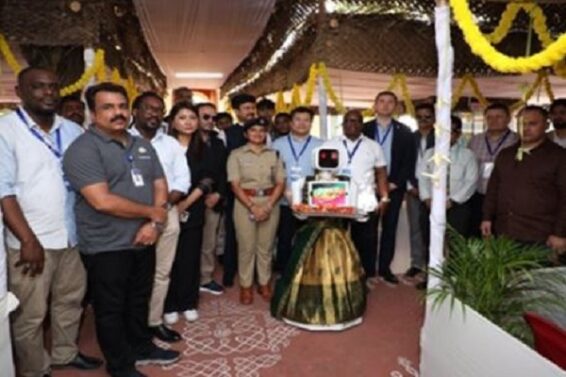 पोलिंग बूथ पर स्वागत के लिए रोबोट तैयार