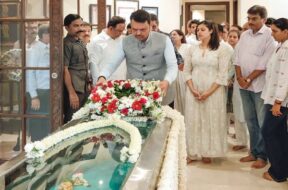 फडणवीस ने आशा भोसले को दी श्रद्धांजलि