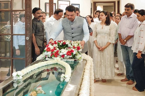 महाराष्ट्र के सीएम फडणवीस पहुंचे आशाताई के आवास, नम आंखों से अर्पित की श्रद्धांजलि