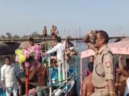 मथुरा में यमुना में डूबी नाव