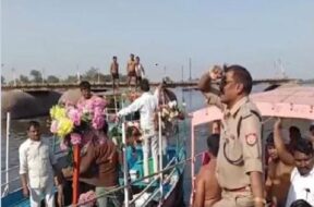 मथुरा में यमुना में डूबी नाव