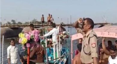 मथुरा में यमुना में डूबी नाव