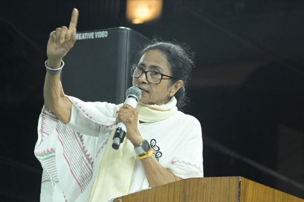 बंगाल चुनाव : चुनाव आयोग पर बरसीं सीएम ममता बनर्जी, EVM हाईजैक होने की जताई आशंका