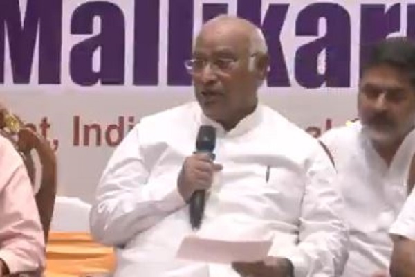 कांग्रेस अध्यक्ष खरगे ने पीएम मोदी को बता दिया ‘आतंकवादी’, कुछ देर बाद ही अपनी टिप्पणी से पलटे