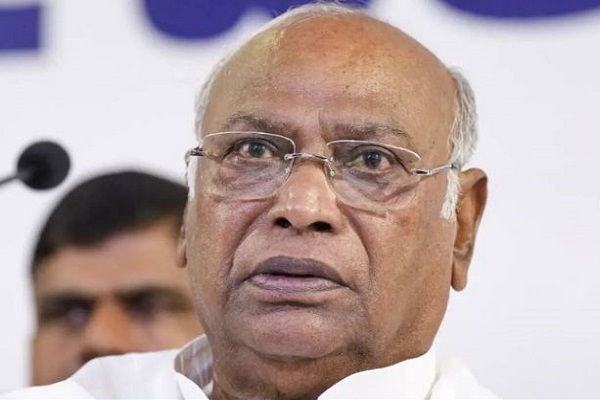 मल्लिकार्जुन खरगे ने गुजरातियों को ‘अनपढ़’ कहने पर मांगी माफी, कांग्रेस अध्यक्ष के खिलाफ गुजरात में प्रदर्शन