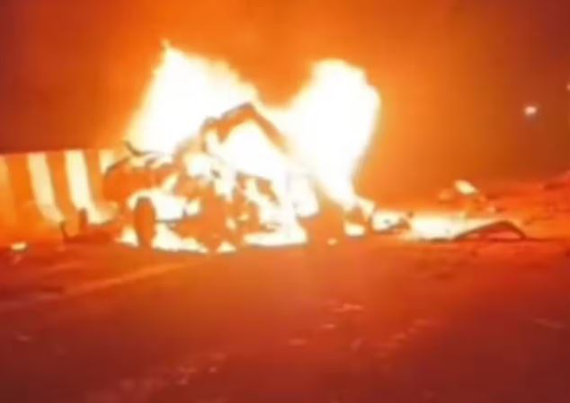 यूपी : मिर्जापुर में भीषण सड़क हादसा, ट्रक व बोलेरो की टक्कर में 11 लोगों की मौत