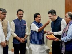 राघव चड्ढा को मिठाई खिलाते नितिन नबीन