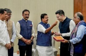 राघव चड्ढा को मिठाई खिलाते नितिन नबीन