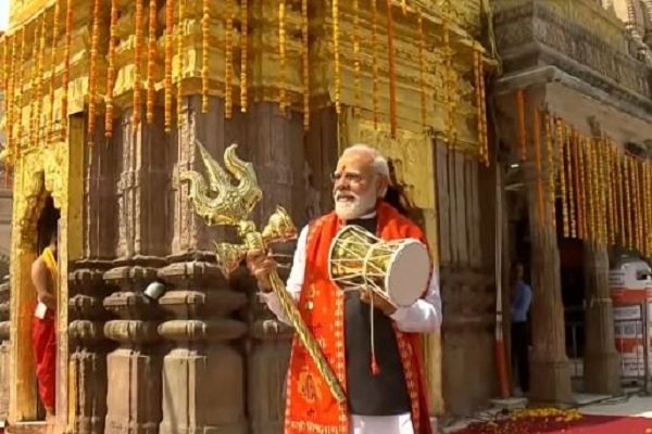 पीएम मोदी ने काशी में रोड शो के बाद बाबा विश्वनाथ के दरबार में टेका मत्था, बच्चों को दुलारा और फिर हरदोई रवाना